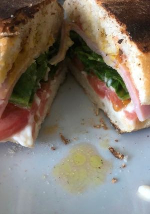 Una foto de Sándwich de jamón y verduras