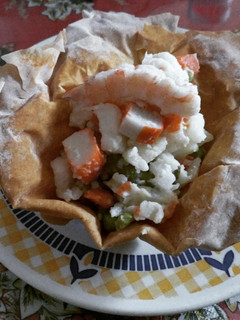 Una foto de Cestitas de ensaladilla y mariscos