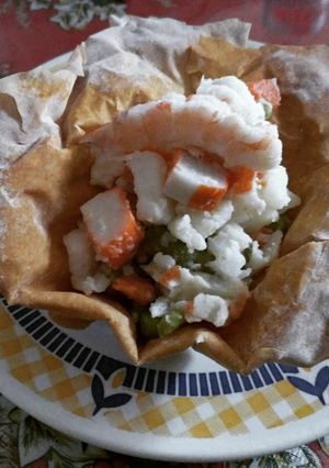 Una foto de Cestitas de ensaladilla y mariscos