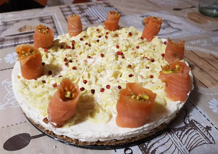 Cheesecake salata con porri e salmone