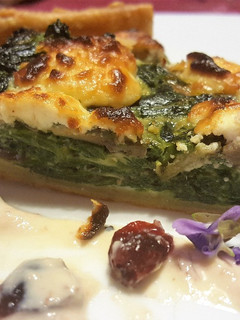 Una foto de Quiche hojaldrada de espinacas y champiñones con salsa de arándanos