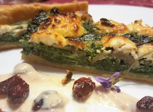 Foto principal de Quiche hojaldrada de espinacas y champiñones con salsa de arándanos