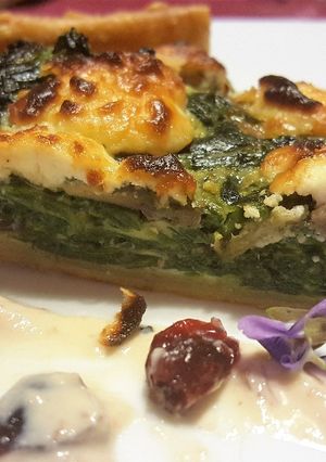 Foto principal de Quiche hojaldrada de espinacas y champiñones con salsa de arándanos