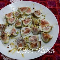 A picture of Figs with Honey-Cream and Pistachios.