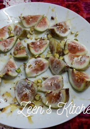 A picture of Figs with Honey-Cream and Pistachios.