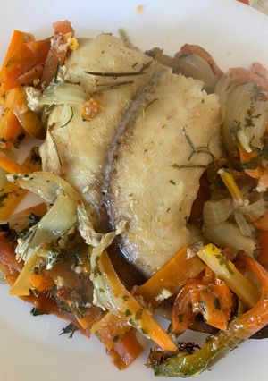 Una foto de Pez pollo con verduras al horno