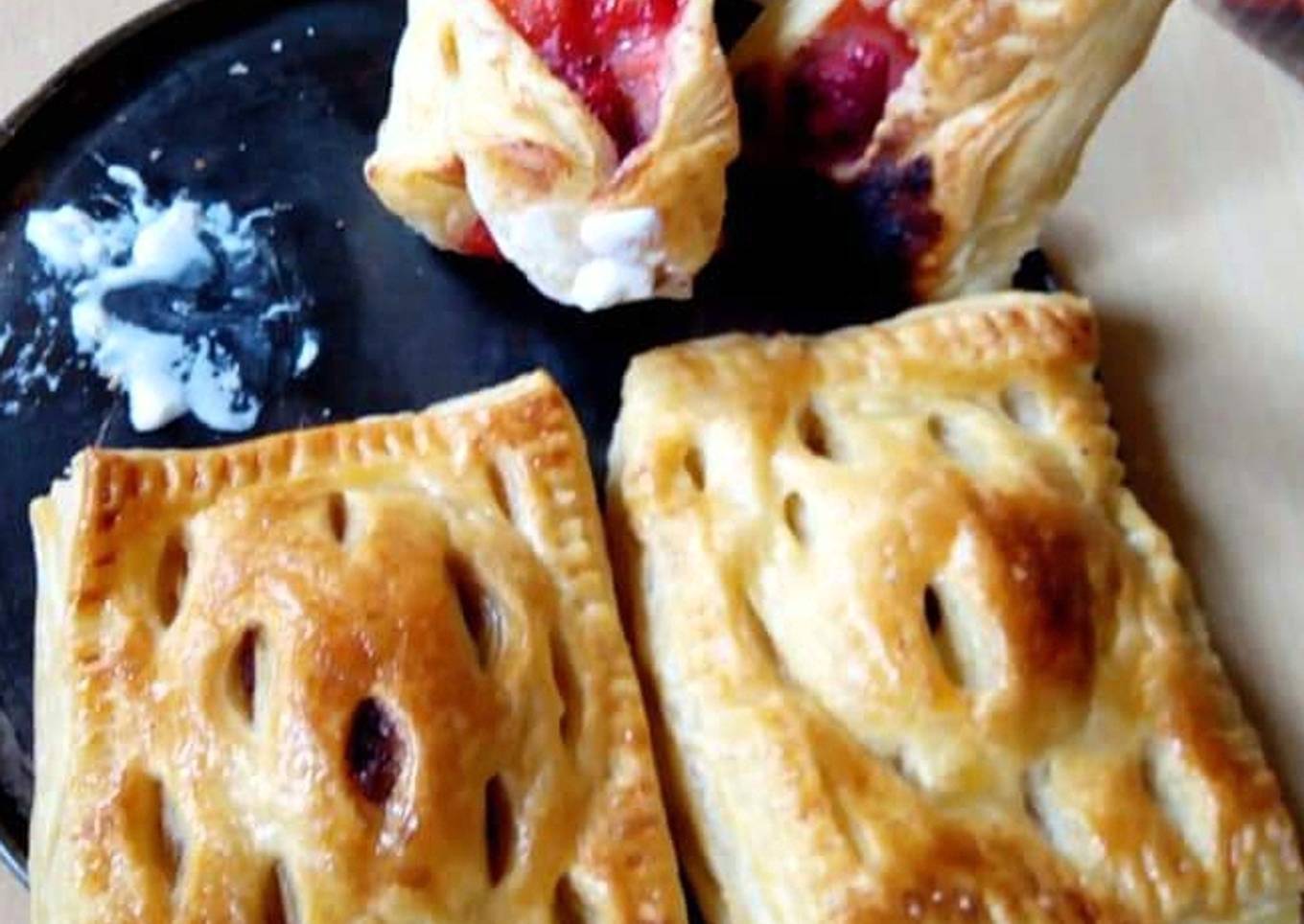 Puff pastry apple cage pies