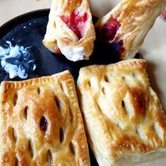 A picture of Puff pastry apple cage pies.