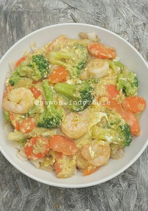 A picture of Indonesian KWETIAU SIRAM(Rice Noodles in Egg Gravy).