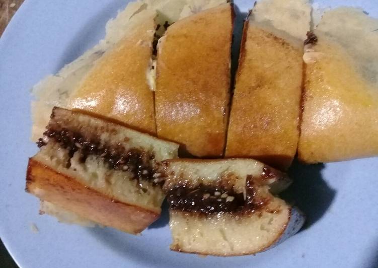 Martabak manis cokelat keju