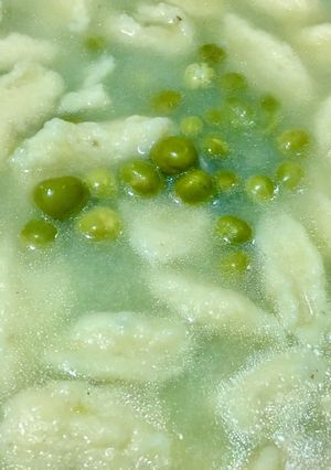 Gyors, egyszerű zöldborsóleves recept fotója