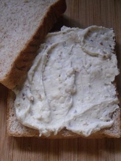 Una foto de Relleno de queso azul y nueces para sandwiches