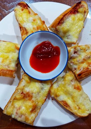 Hình của món Bánh mì pizza phô mai cấp tốc.