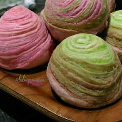 A picture of Thousand Layer Mooncake.