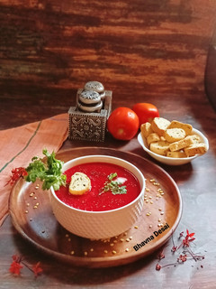 વેજ ટોમેટો સૂપ.(Veg Tomato Soup Recipe in Gujarati) રેસીપી મુખ્ય ફોટો