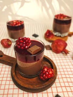 عکسی از دستور پاناکوتا شکلاتی با ژله انار