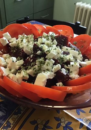 Une photo de Salade de betteraves rouges marinées aux tomates et feta