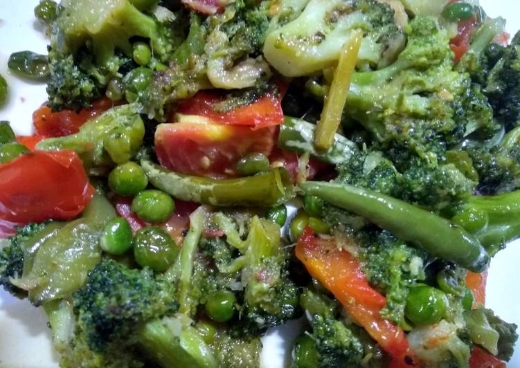 Recipe of Speedy Broccoli and bell peppers stir fry