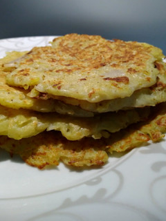 Una foto de Tortitas de patata y cebolla