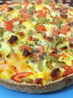 Una foto de Tarta integral de queso, tomate y aceitunas 😋😋