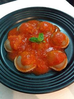 Una foto de Sorrentinos integrales y veganos de acelga y salsa blanca