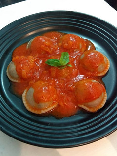 Una foto de Sorrentinos integrales y veganos de acelga y salsa blanca