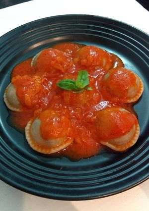 Una foto de Sorrentinos integrales y veganos de acelga y salsa blanca