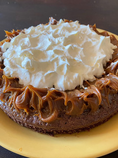Una foto de Brownie casero con chocolate en polvo súper fácil! Con dulce de leche y crema