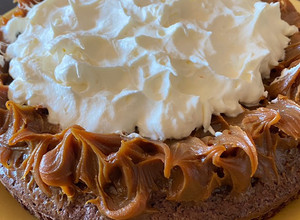 Una foto de Brownie casero con chocolate en polvo súper fácil! Con dulce de leche y crema