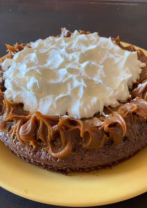 Una foto de Brownie casero con chocolate en polvo súper fácil! Con dulce de leche y crema