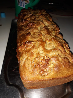 Una foto de Budín de avena y nueces relleno de mermelada casera de frutilla
