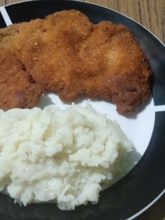 Una foto de 🥩Milanesa de bondiola con puré 🥔