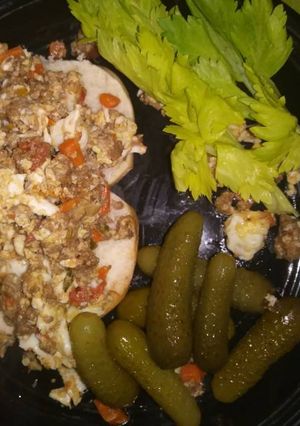 Una foto de Sándwich de picadillos de res con huevo y  pepinillos dulces
