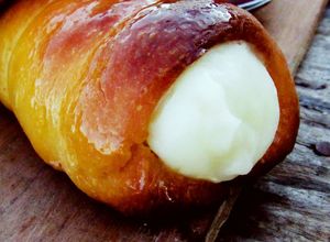 Hình của món Yogurt cheese cream horn (bánh mì sừng nhân kem sữa chua phô mai).