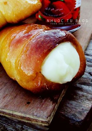 Hình của món Yogurt cheese cream horn (bánh mì sừng nhân kem sữa chua phô mai).
