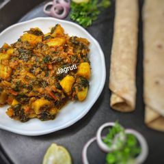 A picture of Lasooni Aloo Palak !!.