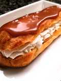 Eclairs de nata con toffee salado