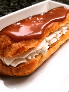Una foto de Eclairs de nata con toffee salado
