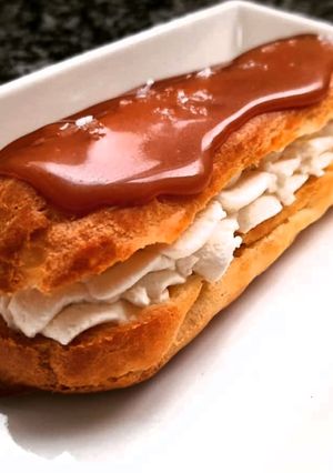 Una foto de Eclairs de nata con toffee salado