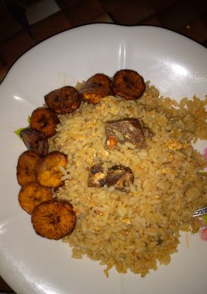 Dafadukar shinkafa da soyayyar plantain ainihin hoton girkin