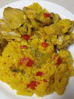 Una foto de Arroz con pollo y costilla