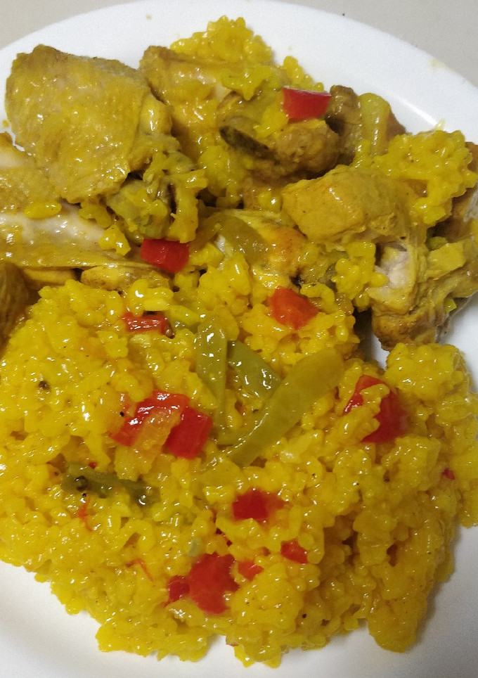 Una foto de Arroz con pollo y costilla