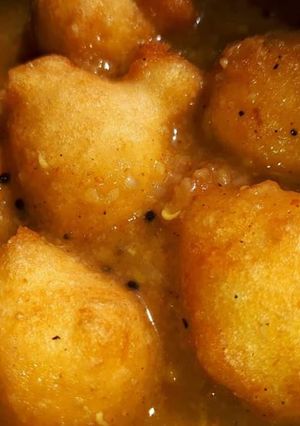 A picture of Sambhar vada.