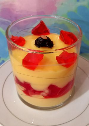 A picture of Vanilla custard with strawberry jelly 🍓🍓.
