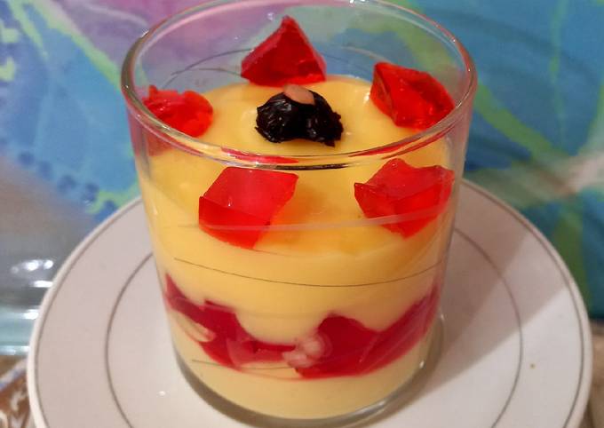 Vanilla custard with strawberry jelly 🍓🍓