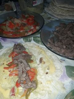 Una foto de Fajitas/tacos (masa y relleno) + guacamole
