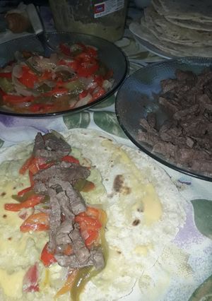 Una foto de Fajitas/tacos (masa y relleno) + guacamole