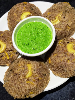 રાગી ઈડલી (Ragi Idli Recipe In Gujarati) રેસીપી મુખ્ય ફોટો