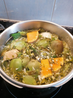 Una foto de 23.Caldo de verduras de aprovechamiento