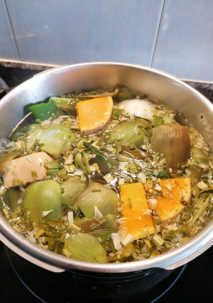 Una foto de 23.Caldo de verduras de aprovechamiento